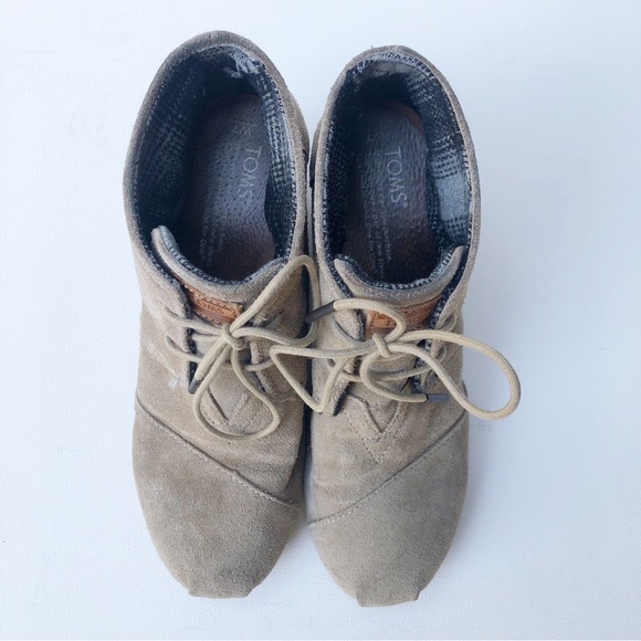 TOMS Desert Wedge Lace Up Bootie Sz 7 Taupe Tan Suede Leather Heeled Ankle Boots - Picture 4 of 11